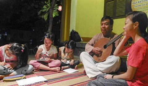 Cours gratuit de musique folklorique dans la ville de Hôi An ảnh 2 Cours gratuit de musique folklorique dans la ville de Hôi An ảnh 2