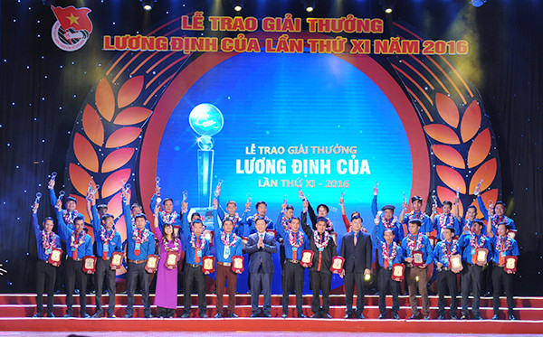 Remise du prix Luong Dinh Cua à 85 jeunes agriculteurs ảnh 1 Remise du prix Luong Dinh Cua à 85 jeunes agriculteurs ảnh 1