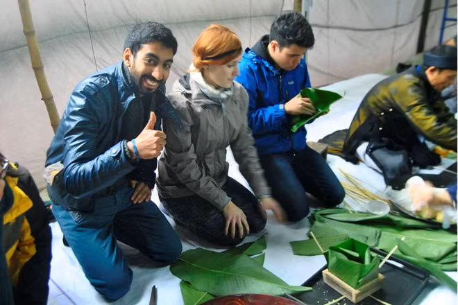 Les étrangers fêtent le Têt au Vietnam ảnh 2