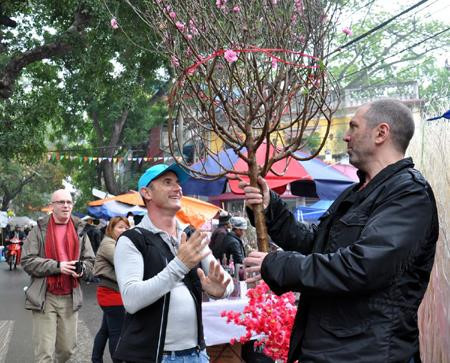 Les étrangers fêtent le Têt au Vietnam ảnh 1