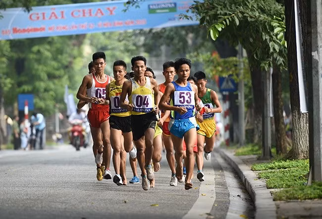 Plus de 1.300 participants à la course du journal Hanoï Moi ảnh 1 Plus de 1.300 participants à la course du journal Hanoï Moi ảnh 1