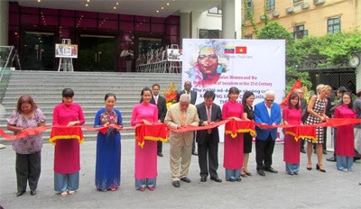 Ouverture d'une exposition de photos sur la femme vénézuélienne à Hanoi ảnh 1 Ouverture d'une exposition de photos sur la femme vénézuélienne à Hanoi ảnh 1