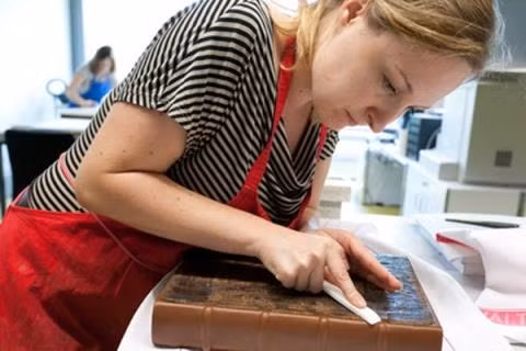 Des experts étrangers assistent le Vietnam dans la restauration de tableaux en papier ảnh 1