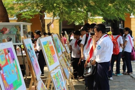 Des élèves de Hanoi célèbrent la Journée internationale de la fille ảnh 1