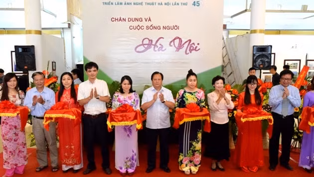 «Les portraits et la vie des Hanoïens» ảnh 1