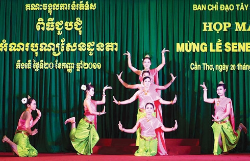 Fête Sene Dolta : meilleurs vœux aux Khmers de Vinh Long et de Kien Giang ảnh 1