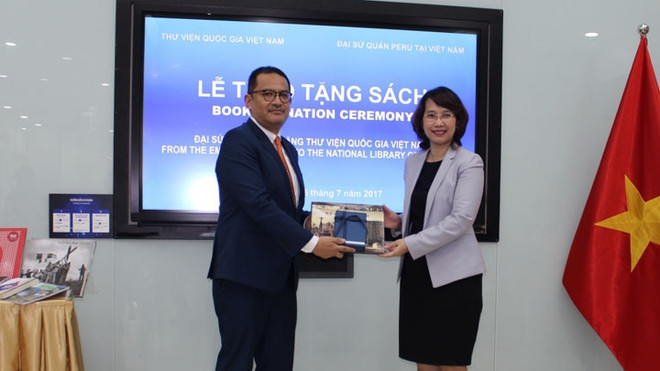 Le Pérou remet des livres à la Bibliothèque nationale du Vietnam ảnh 1 Le Pérou remet des livres à la Bibliothèque nationale du Vietnam ảnh 1