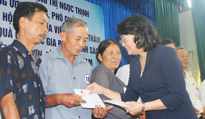 Dang Thi Ngoc Thinh remet des cadeaux aux personnes méritantes à Quang Nam ảnh 1 Dang Thi Ngoc Thinh remet des cadeaux aux personnes méritantes à Quang Nam ảnh 1