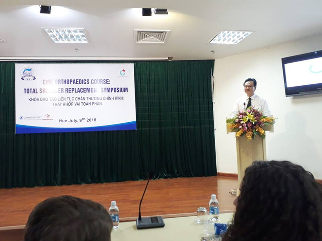 Une organisation américaine offre des cours d'orthopédie aux médecins du Centre ảnh 1 Une organisation américaine offre des cours d'orthopédie aux médecins du Centre ảnh 1