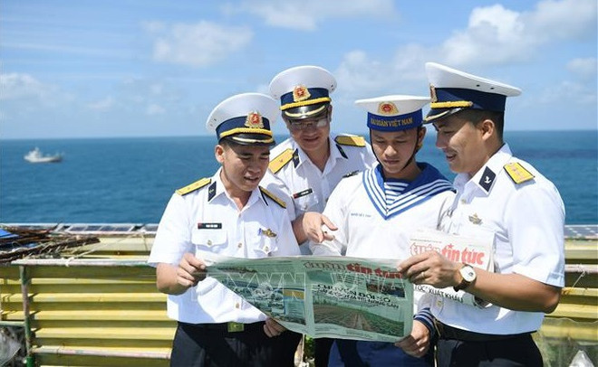 Une mission est allée formuler des vœux aux soldats sur les plates-formes DK1 ảnh 2 Une mission est allée formuler des vœux aux soldats sur les plates-formes DK1 ảnh 2