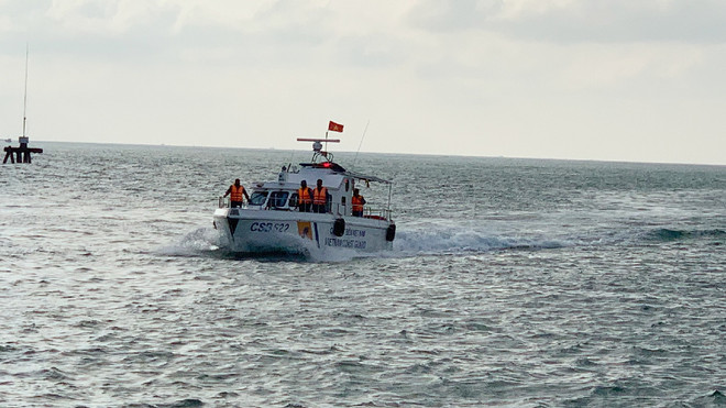 Quang Tri : trois pêcheurs en détresse en mer sont sauvés ảnh 1 Quang Tri : trois pêcheurs en détresse en mer sont sauvés ảnh 1