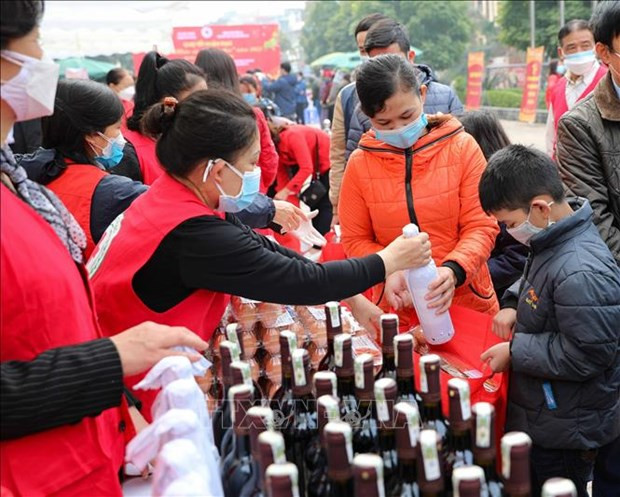 Hanoï offre des cadeaux aux habitants défavorisés à l'occasion du Têt ảnh 1