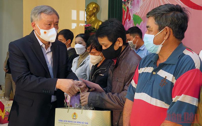 Phu Yen : remise de cadeaux à des travailleurs en difficulté ảnh 1