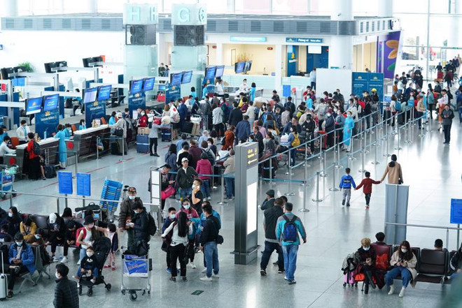 Proposition de minimiser les vols à forfait aux aéroports de Noi Bai et Tan Son Nhat ảnh 2 Proposition de minimiser les vols à forfait aux aéroports de Noi Bai et Tan Son Nhat ảnh 2