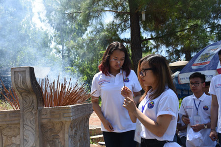 Des jeunes Viêt kiêu visitent l’ancienne citadelle de Quang Tri ảnh 1 Des jeunes Viêt kiêu visitent l’ancienne citadelle de Quang Tri ảnh 1