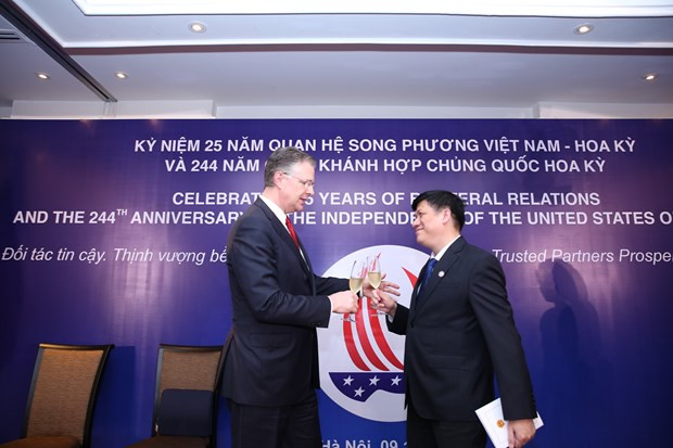 Célébration de la Fête nationale américaine et des 25 ans des relations diplomatiques Vietnam-USA ảnh 1 Célébration de la Fête nationale américaine et des 25 ans des relations diplomatiques Vietnam-USA ảnh 1