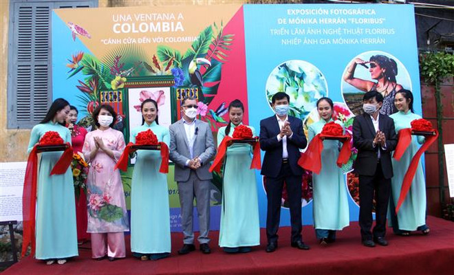 Quang Nam : Ouverture d’une exposition de photos sur des fleurs en Colombie ảnh 1