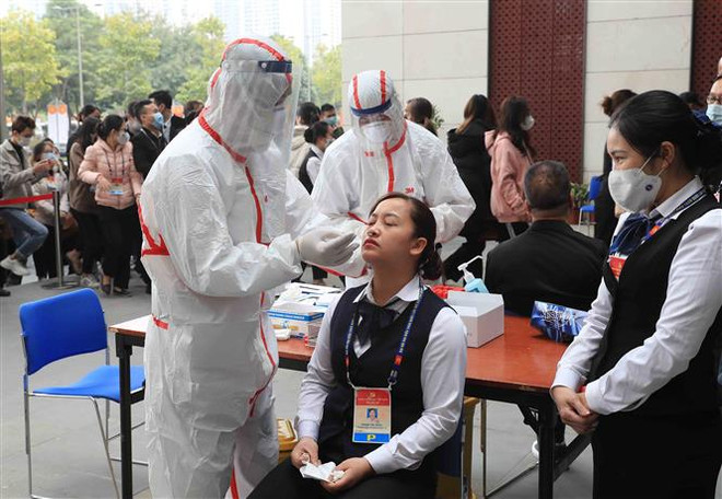 COVID-19: tests rapides pour les personnes impliquées dans le 13e Congrès national du Parti ảnh 1 COVID-19: tests rapides pour les personnes impliquées dans le 13e Congrès national du Parti ảnh 1