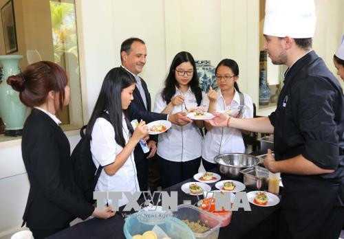 Présentation de la gastronomie française à la population vietnamienne ảnh 1