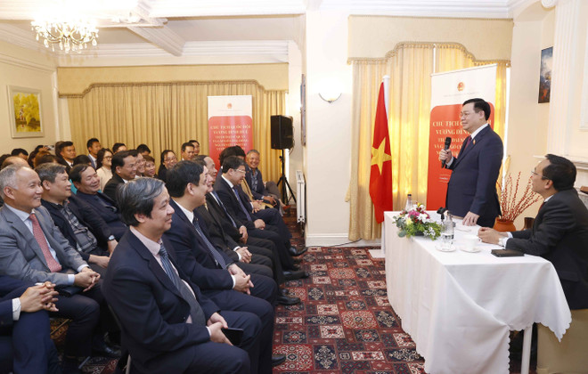 Le président de l'AN Vuong Dinh Hue arrive à Londres pour sa visite officielle au Royaume-Uni ảnh 3 Le président de l'AN Vuong Dinh Hue arrive à Londres pour sa visite officielle au Royaume-Uni ảnh 3