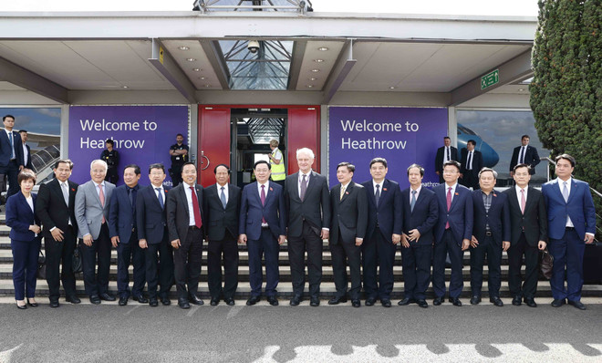 Le président de l'AN Vuong Dinh Hue arrive à Londres pour sa visite officielle au Royaume-Uni ảnh 2 Le président de l'AN Vuong Dinh Hue arrive à Londres pour sa visite officielle au Royaume-Uni ảnh 2