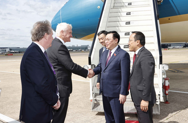 Le président de l'AN Vuong Dinh Hue arrive à Londres pour sa visite officielle au Royaume-Uni ảnh 1 Le président de l'AN Vuong Dinh Hue arrive à Londres pour sa visite officielle au Royaume-Uni ảnh 1