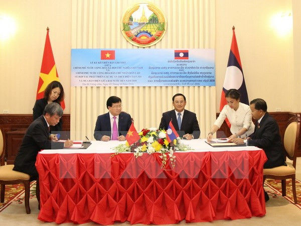 Activités du vice-Premier ministre Trinh Dinh Dung au Laos ảnh 1 Activités du vice-Premier ministre Trinh Dinh Dung au Laos ảnh 1