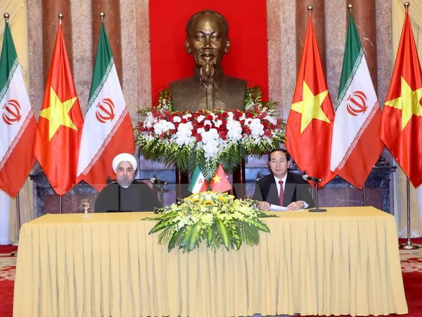 Le président iranien termine sa visite d'Etat au Vietnam ảnh 1 Le président iranien termine sa visite d'Etat au Vietnam ảnh 1