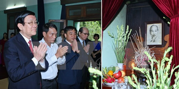 Le chef de l'Etat brûle de l'encens en mémoire du Président Ho Chi Minh ảnh 1 Le chef de l'Etat brûle de l'encens en mémoire du Président Ho Chi Minh ảnh 1