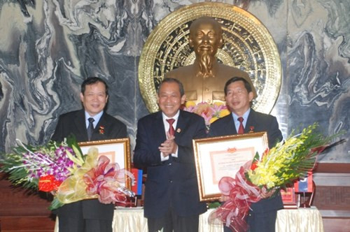 Remise de l’insigne «Pour la cause du tribunal» à des responsables laotiens et cambodgiens ảnh 1 Remise de l’insigne «Pour la cause du tribunal» à des responsables laotiens et cambodgiens ảnh 1