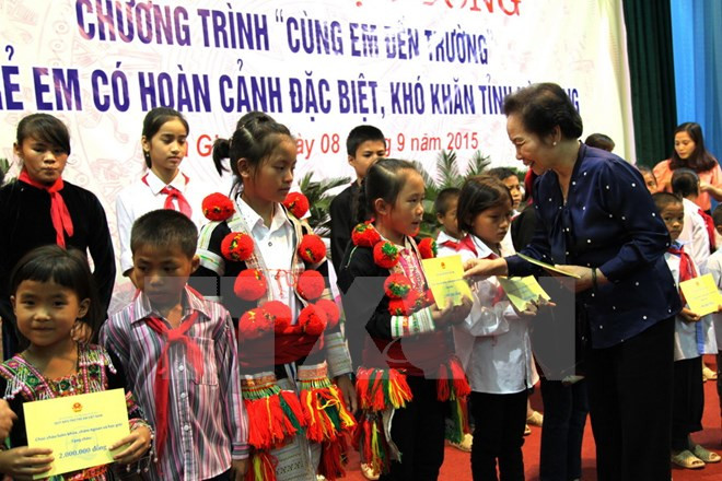 Remise de bourses aux enfants en difficulté à Ha Giang ảnh 1 Remise de bourses aux enfants en difficulté à Ha Giang ảnh 1