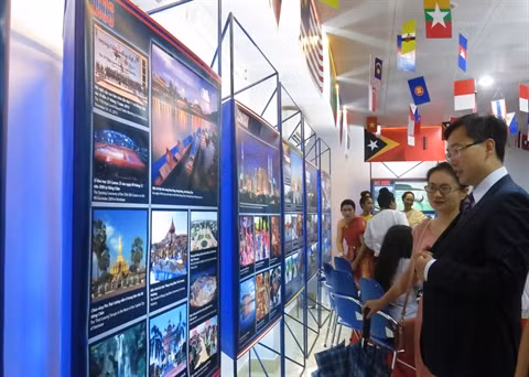 Le développement de l’ASEAN retracé dans une exposition photos ảnh 1