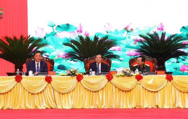 Présentation d'un livre du secrétaire général Nguyen Phu Trong sur les lignes militaires et les stratégies de défense ảnh 2 Présentation d'un livre du secrétaire général Nguyen Phu Trong sur les lignes militaires et les stratégies de défense ảnh 2