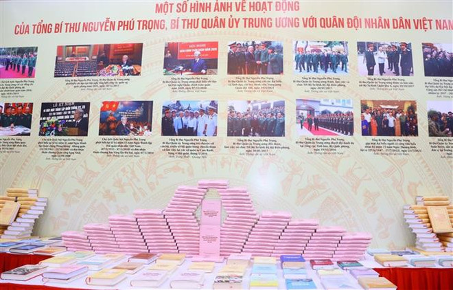 Présentation d'un livre du secrétaire général Nguyen Phu Trong sur les lignes militaires et les stratégies de défense ảnh 1 Présentation d'un livre du secrétaire général Nguyen Phu Trong sur les lignes militaires et les stratégies de défense ảnh 1