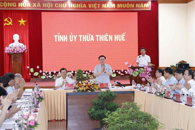 Le président de l'AN travaille avec la permanence du Comité du Parti de Thua Thiên-Huê ảnh 1 Le président de l'AN travaille avec la permanence du Comité du Parti de Thua Thiên-Huê ảnh 1