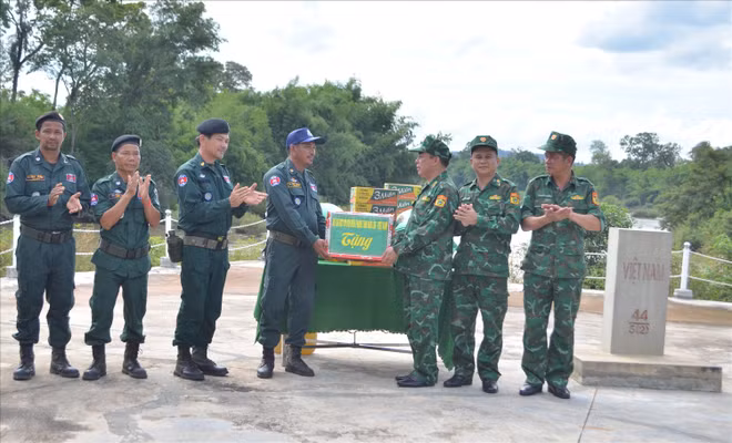 Dak Lak resserre ses relations d’amitié avec Mondulkiri du Cambodge ảnh 1 Dak Lak resserre ses relations d’amitié avec Mondulkiri du Cambodge ảnh 1