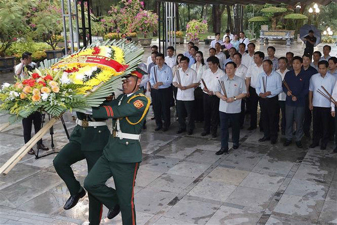 Le présient de l’AN Vuong Dinh Huê rend hommage aux héros morts pour la Patrie à Quang Tri ảnh 1 Le présient de l’AN Vuong Dinh Huê rend hommage aux héros morts pour la Patrie à Quang Tri ảnh 1