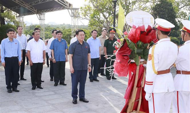 Le président de l'Assemblée nationale rend hommage aux héros morts pour la Patrie à Thua Thiên-Huê ảnh 1 Le président de l'Assemblée nationale rend hommage aux héros morts pour la Patrie à Thua Thiên-Huê ảnh 1