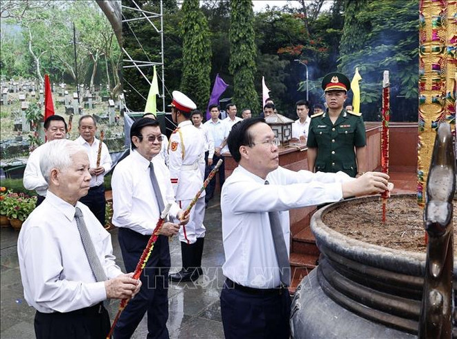 Le président Vo Van Thuong rend hommage aux héros morts pour la Patrie à Côn Dao ảnh 1 Le président Vo Van Thuong rend hommage aux héros morts pour la Patrie à Côn Dao ảnh 1