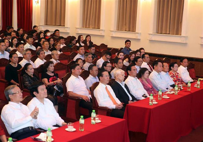 Programme artistique en hommage à l’ancien secrétaire général du PCV Lê Duân ảnh 1