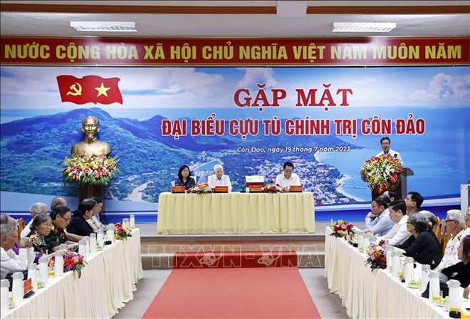 Le président Vo Van Thuong rend hommage aux héros morts pour la Patrie à Côn Dao ảnh 2 Le président Vo Van Thuong rend hommage aux héros morts pour la Patrie à Côn Dao ảnh 2