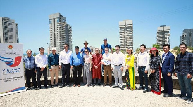 Installation d'une plaque commémorative pour les 30 ans de l'établissement des relations Vietnam-Israël ảnh 1 Installation d'une plaque commémorative pour les 30 ans de l'établissement des relations Vietnam-Israël ảnh 1