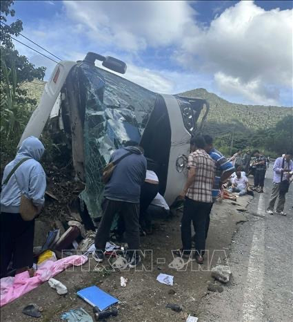Quatre touristes étrangers tués lors d'un renversement d'autocar sur un col de montagne ảnh 1 Quatre touristes étrangers tués lors d'un renversement d'autocar sur un col de montagne ảnh 1