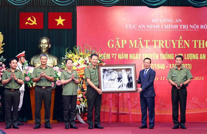 Le chef de l'État rend visite au personnel du Département de la Sécurité politique intérieure ảnh 1 Le chef de l'État rend visite au personnel du Département de la Sécurité politique intérieure ảnh 1