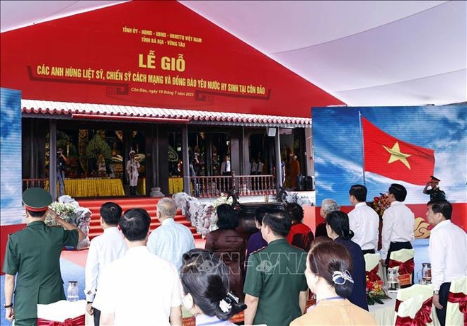 Le président Vo Van Thuong rend hommage aux héros morts pour la Patrie à Côn Dao ảnh 4 Le président Vo Van Thuong rend hommage aux héros morts pour la Patrie à Côn Dao ảnh 4