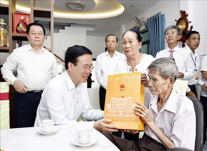 Le président Vo Van Thuong rend hommage aux héros morts pour la Patrie à Côn Dao ảnh 3 Le président Vo Van Thuong rend hommage aux héros morts pour la Patrie à Côn Dao ảnh 3