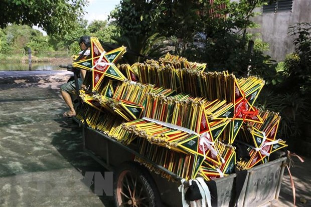Le village de production de lanternes Bao Dap s’anime à l'approche de Fête de la mi-automne ảnh 2