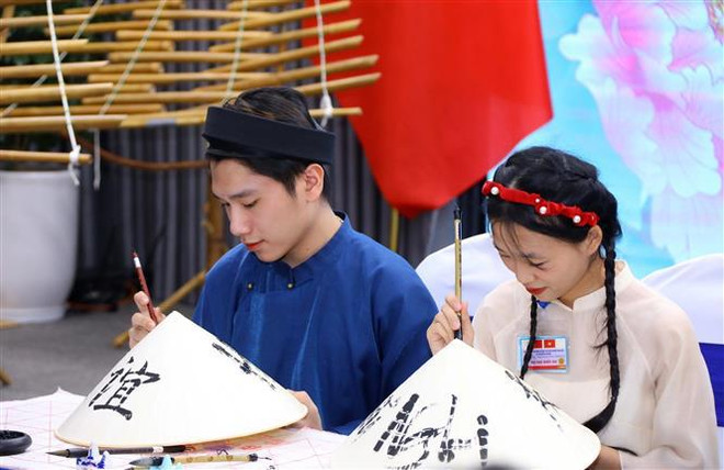 Les épouses de Vo Van Thuong et de Xi Jinping rencontrent des étudiants de l'Université nationale à Hanoï ảnh 2 Les épouses de Vo Van Thuong et de Xi Jinping rencontrent des étudiants de l'Université nationale à Hanoï ảnh 2
