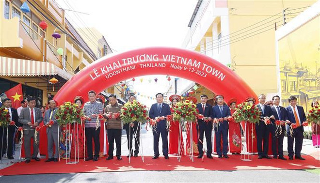 Le président de l’AN inaugure Vietnam Town à Udon Thani, en Thaïlande ảnh 1 Le président de l’AN inaugure Vietnam Town à Udon Thani, en Thaïlande ảnh 1