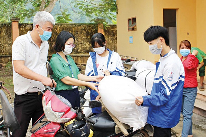 Remise de plus de 267 tonnes de riz aux élèves dans des zones défavorisées à Phu Tho ảnh 1 Remise de plus de 267 tonnes de riz aux élèves dans des zones défavorisées à Phu Tho ảnh 1